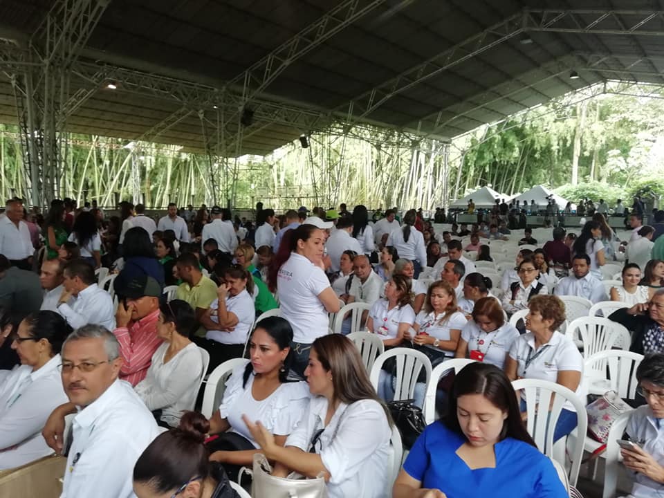 Equipo coordinando logística y eventos con planificación